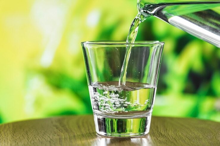 اشرب الماء الدافئ اشرب الماء الدافئ
